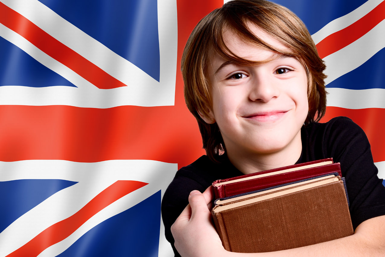Ребенок на фоне флага Великобритании