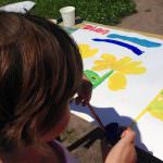 Девочка рисует солнышко