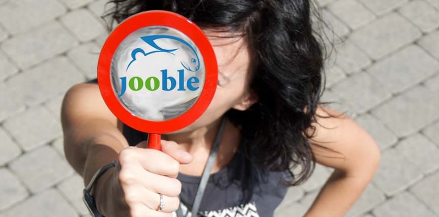 Девушка с табличкой Jooble.