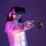 Женщина прикасается к воздуху в очках виртуальной реальности